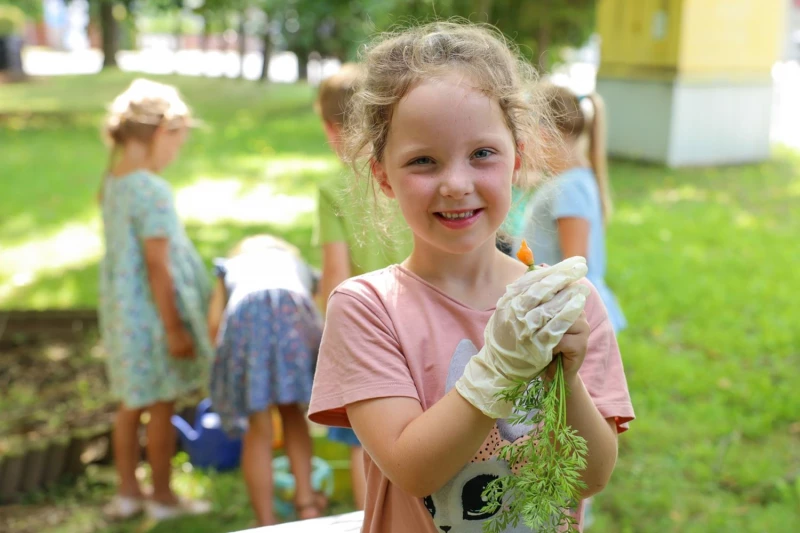 Dzieci z Przedszkola nr 9 zajmują się swoim warzywnikiem